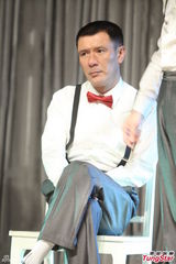 组图：林保怡新片秀踢踏舞技 穿背带裤绅士范儿