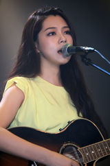 组图：朱婧唱响“豪门盛宴” 空灵唱腔征服球迷