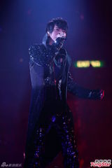 组图：A—Lin香港个唱劲歌热舞 抹胸裙秀身材