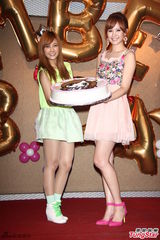 组图：安心亚粉裙亮相歌迷会 台上跳舞性感甜美