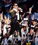 组图：韩国歌手鸟叔PSY“happening”演唱会