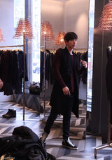 组图：韩星朴海镇上海购物装扮时尚