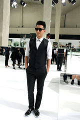 组图：韩庚巴黎看秀 优雅装扮型男魅力尽显