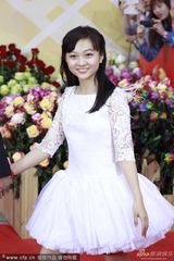 组图：童星林妙可亮相红毯 公主裙清纯显萌