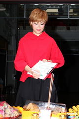 组图：容祖儿睽违11年台北开唱 一身大红烧乌龟