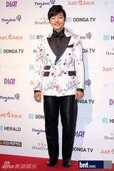 组图：韩星李珉廷秀香肩 泫雅等出席活动