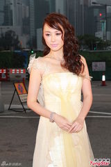 组图：颁奖嘉宾刘心悠着黄色纱裙秀美腿