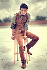 组图：李佳航复古写真化身低调贵公子