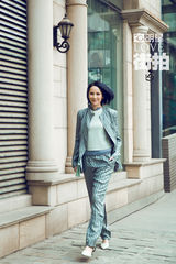 明星爱街拍：摇滚女爵杨乃文浪漫演绎都市OL