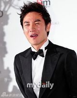 组图：韩国演员严泰雄举行婚礼发布会幸福大笑