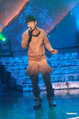 高清组图：众星录制《劲歌金曲》 商天娥粉嫩上阵