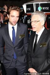 组图：帕丁森着西装现身股票交易所 与柯南伯格合影