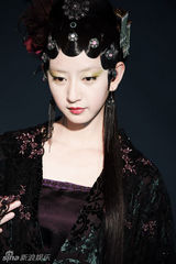 幻灯图：唐一菲引爆夏日裙装热情 绽放美丽俏佳人