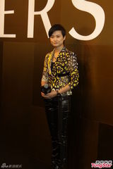 组图：李宇春赴沪人气爆棚 不想再演古装片