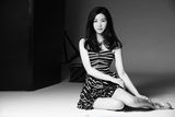 组图：刘庭羽曝黑白写真 展优雅干练女人风