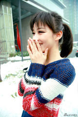 组图：袁姗姗雪中街拍 温暖笑容气质迷人