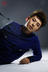 组图：陈翔新专辑海报曝光 蓝色针织衫显成熟