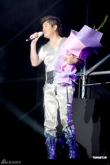 组图：孙楠无锡演唱会秀才艺 张靓颖亮相再现海豚音