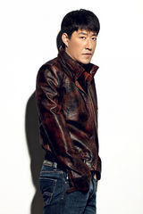 组图：于震最新写真曝光 皮衣加身彰显熟男魅力