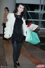 组图：汪圆圆婚礼甜蜜长吻 吴君如李嘉欣等到场