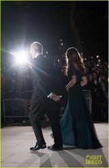 组图：凯特王妃新年首度亮相 纤细腰身迷人笑容