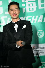 组图：韩星赵寅成上海电视节卖萌耍酷逗粉丝