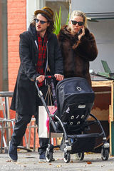 组图：西耶娜-米勒与斯图里奇携女甜蜜出行