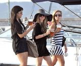 高清组图：艾薇儿法国度假服饰休闲 乐做平凡女生