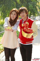 组图：罗力威许靖韵新年逛花市寄望马年创高峰