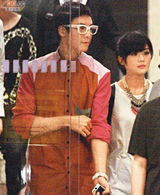 组图：阿Sa陈伟霆与朋友聚餐 情侣姿态秀甜蜜