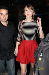 组图：泰勒-斯威夫特超短红裙秀美腿