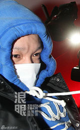 独家：李代沫拷手铐离开派出所 戴帽衫蒙面低调