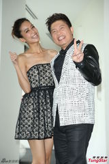 组图：陈庭妮踩十公分高跟鞋 曾国城笑称被压死