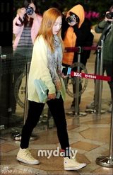 组图：少女时代现身机场飞日本 大秀清纯时尚感