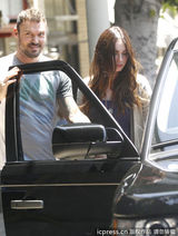 组图：梅根挺大肚性感依旧 老公怒斥狗仔偷拍