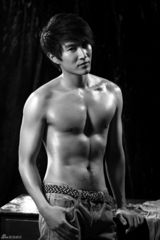 组图：陆昱霖半裸写真秀肌肉演绎百变型男