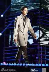 组图：EXO-K成员与2AM郑珍云等亮相T台秀