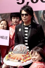 幻灯图：伍佰北京开唱 自诩“金刚狼”与蔡依林共舞