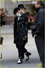 组图：麦姐嘻哈装现身街头 带子女出行酷劲十足