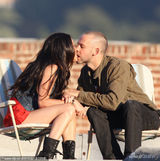 幻灯图集：梅根婚后MV处女秀 与男星浪漫接吻