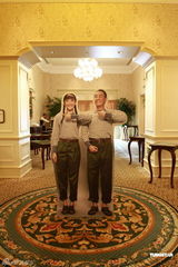 组图：陈小春应采儿婚礼现场 新人搞笑纸牌引路