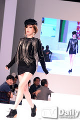 组图：BEG成员佳仁出席活动 紧身毛衣胸器傲人