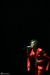 组图：周笔畅上海巡演泪洒舞台 万人K场合唱  