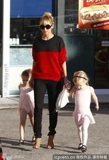 组图：妮可-里奇带爱女学芭蕾 撞色毛衣抢眼 