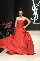 组图：钟丽缇台湾走秀 性感豹纹洋装搭配红唇