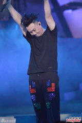 组图：陈奕迅演唱会化浓妆 搞怪献唱掀高潮