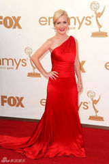 组图：艾美奖红毯 安吉拉-金塞红色长裙秀香肩