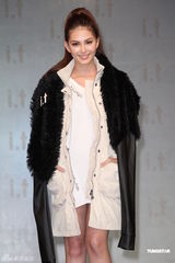 组图：周杰伦绯闻女友昆凌一改甜美变性感酷妹