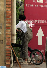 组图：张歆艺798独自骑车游玩 摘花折枝心情好