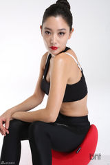 高清组图：韩性感女星Clara运动写真秀事业线